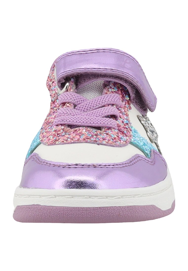 Sneaker viola e bianche con accenti metallici, tessuto texturizzato e strap in velcro. Presenta un design intrecciato multicolore sulla parte superiore.