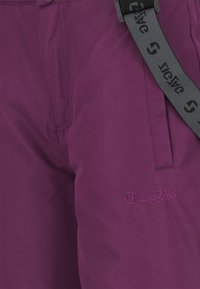 Lila Hosen aus strapazierfähigem Material, mit glatter Textur, Seitentaschen und einem schwarzen verstellbaren Gürtel mit Logo-Details.