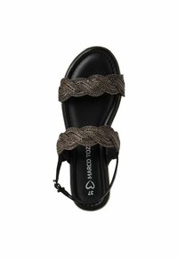 Sort sandal med to fletede stropper i metalliske nuancer, en glat sort indersål, og en justerbar ankelrem for en sikker pasform.