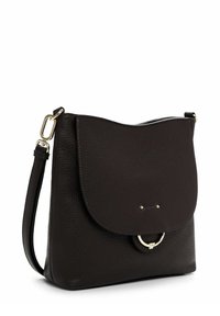 Borsa a tracolla in pelle nera con patta curva, dettaglio ad anello dorato e tracolla regolabile con fibbia dorata.