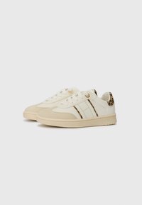 Vita sneakers med bruna accenter, med en slät ovandel, texturerad tåhuvud, gyllene ögla och en leopardmönstrad häl detalj.