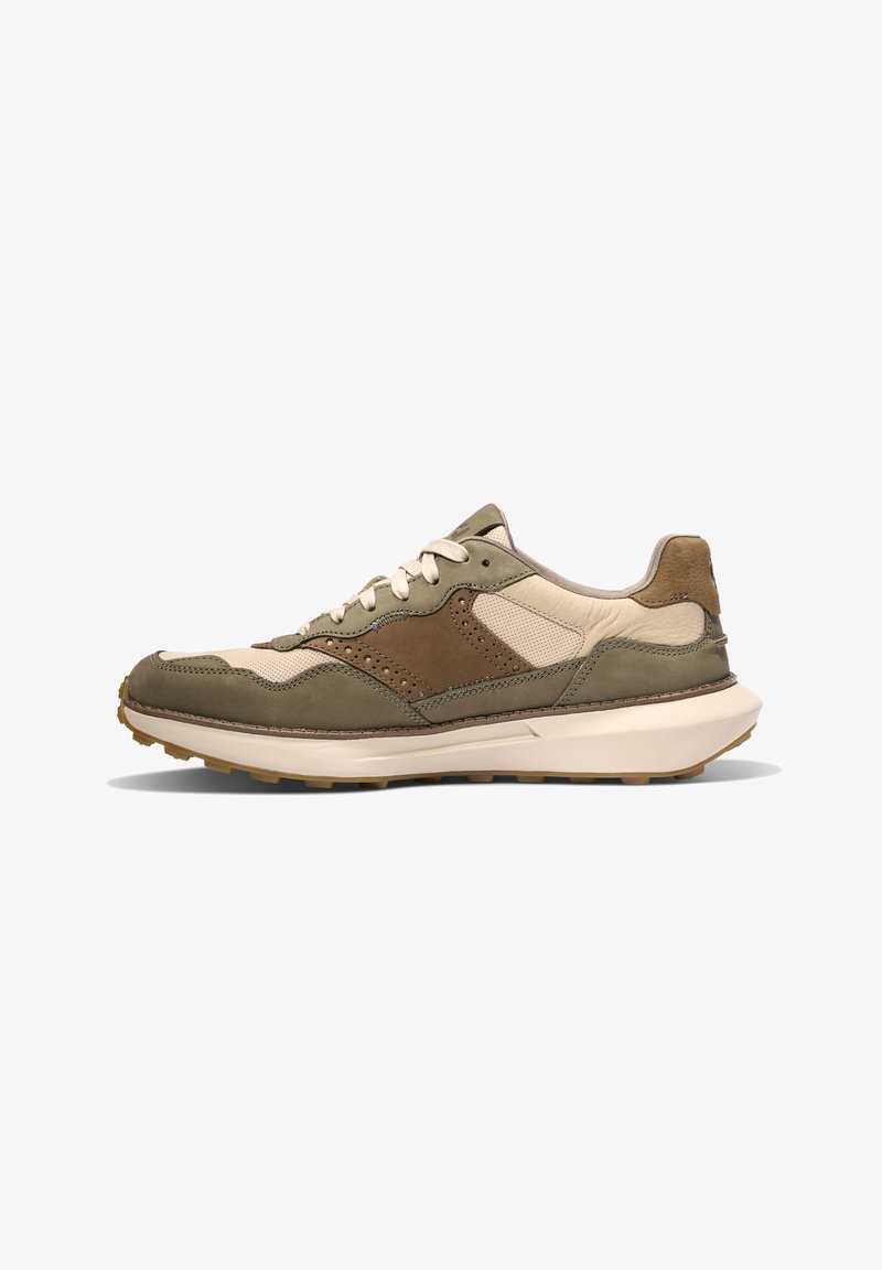 Olijfgroen en beige sport schoen met suede en mesh panelen, ronde neus, vetersluiting en een gestructureerde rubberen zool. Minimalistische stijl.
