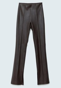 Pantalon noir en simili cuir taille haute avec coutures centrales et petites fentes avant à l'ourlet, design plat sur le devant, posé à plat sur un fond clair.