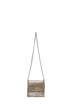 Metallic sølv crossbody taske med kædetræksrem, der har en klaplukning og broderede detaljer langs kanterne. Glat tekstur.