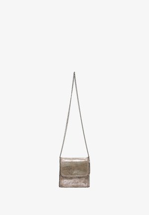 Metallic sølv crossbody taske med kædetræksrem, der har en klaplukning og broderede detaljer langs kanterne. Glat tekstur.