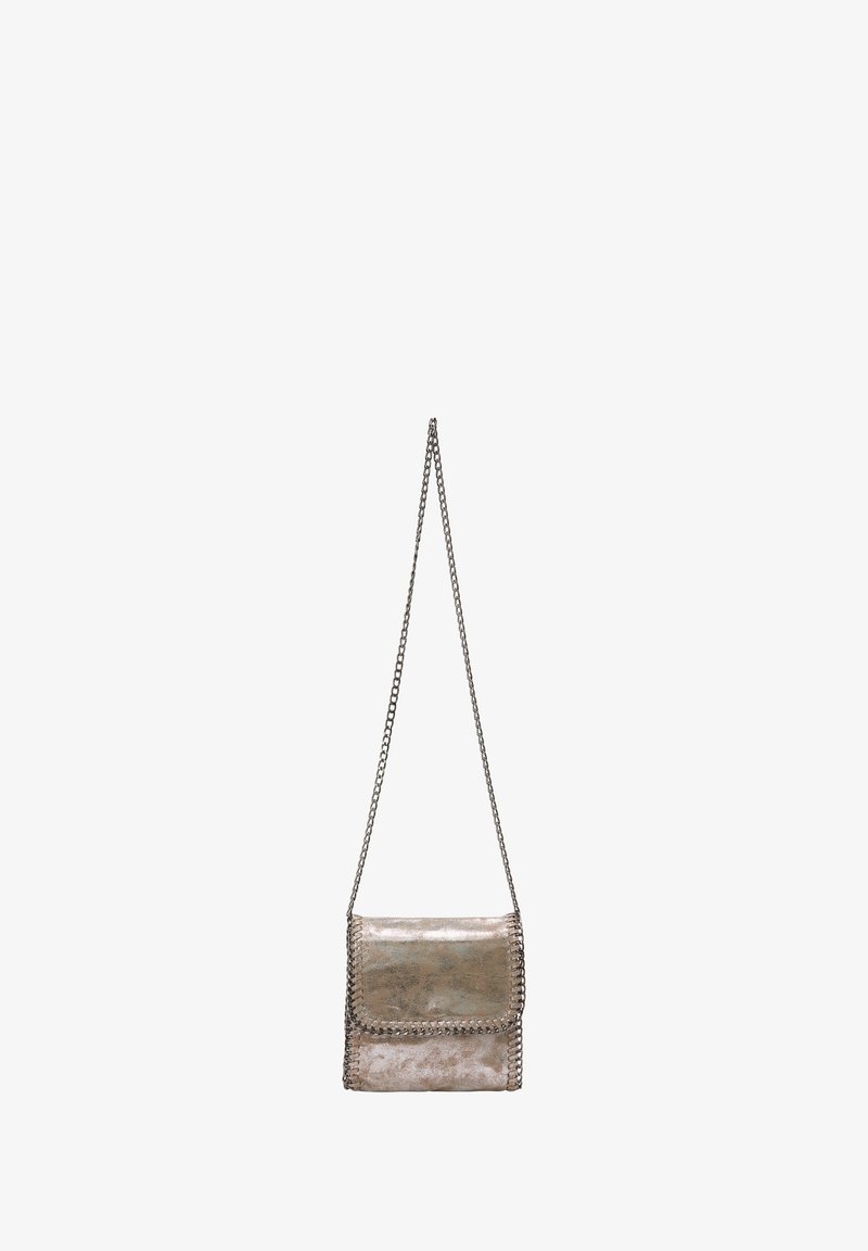 Metallic sølv crossbody taske med kædetræksrem, der har en klaplukning og broderede detaljer langs kanterne. Glat tekstur.