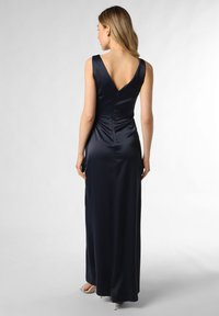 Langes navy-blaues Satin-Kleid mit V-Ausschnitt, ärmellosem Design und figurbetonter Silhouette. Verfügt über einen subtilen Glanz und eine glatte Textur.
