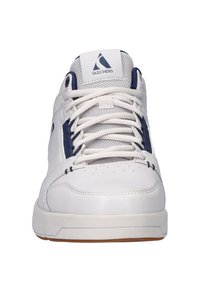 Witte sportschoen met marineblauwe accenten, voorzien van een gaas tong, geperforeerd bovenwerk en een getextureerde witte rubberen zool. Merklogo op de tong.