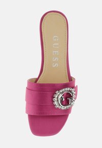 Sandal in raso rosa con una fascia larga e un logo G in tono argento impreziosito da strass. Suola piatta, design open-toe.