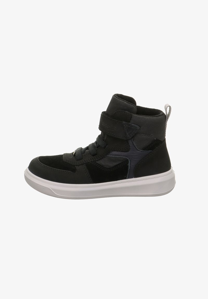 Schwarze High-Top-Sneaker aus einer Kombination von Wildleder und synthetischen Materialien, mit gepolstertem Kragen, Klettverschluss und weißer Gummisohle.