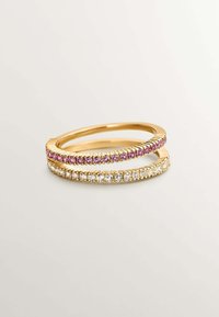 Dos anillos de oro apilados; uno presenta piedras preciosas rosas, el otro cristales transparentes. Ambos tienen un diseño retorcido en los bordes.