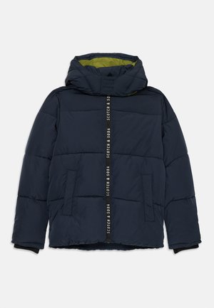 Doudoune bleu marine avec capuche, fermeture éclair avant avec l'inscription "SCOTCH & SODA", poches latérales et doublure verte à l'intérieur de la capuche.