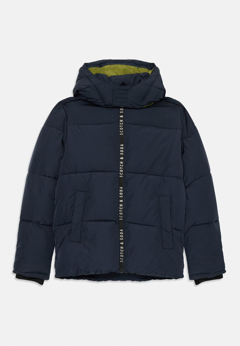 Doudoune bleu marine avec capuche, fermeture éclair avant avec l'inscription "SCOTCH & SODA", poches latérales et doublure verte à l'intérieur de la capuche.
