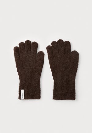 Bruine gebreide handschoenen met een geribbeld patroon, een ontwerp voor vijf vingers en een klein merklabel bij de pols. Zacht en warm materiaal.