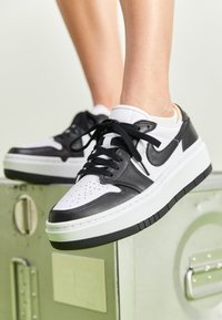 Jordan - AIR JORDAN 1 ELEVATE - Sneakers basse - white/black Immagine in miniatura 1