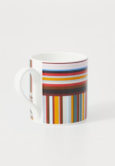 Caneca de cerâmica branca com um padrão de riscas multicoloridas de larguras variadas nas cores vermelho, azul, amarelo e castanho. Com um cabos de lado.