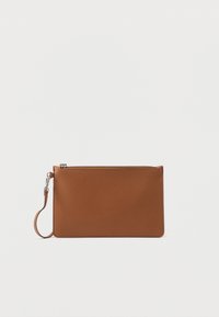 Καφέ δερμάτινη τσάντα χειρός με υφή, ορθογώνιο σχήμα, επάνω φερμουάρ και προσαρτημένο λουράκι καρπού για εύκολη μεταφορά.