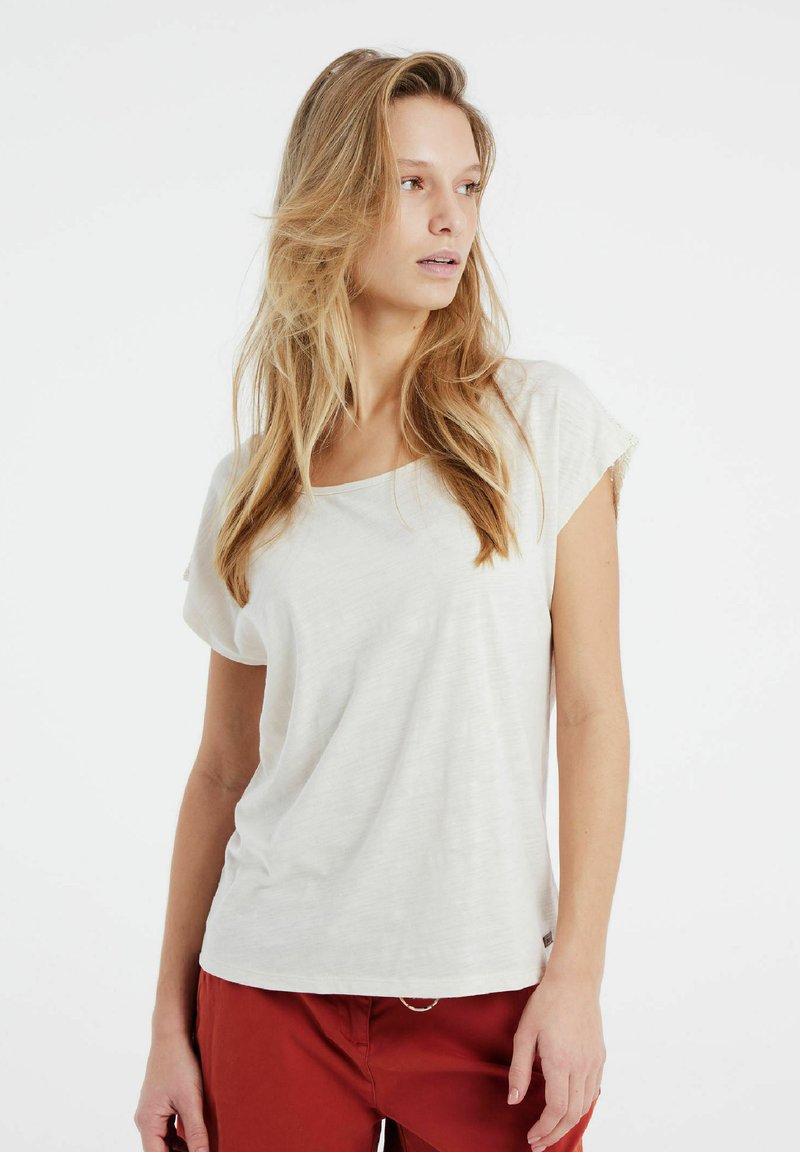 Lichtbeige T-shirt met korte mouwen, een relaxte pasvorm, een ronde hals en een textuurstof. Gecombineerd met rode broek, met een casual uitstraling.