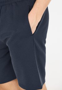 Marina bomullsshorts med texturerad yta, med sidofickor och elastisk midja för ökad komfort.