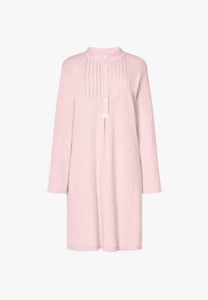 Camisón largo de color rosa claro, con mangas largas, cuello redondo, frente con pliegues y cierre de botones. Tejido texturizado con un patrón de espiga.