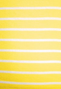 Tkanina w żółte paski z naprzemiennymi białymi paskami, o gładkiej teksturze i jednolitym wzorze, nadająca się do odzieży lub akcesoriów.