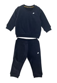 Felpa nera e pantaloni abbinati realizzati in un morbido tessuto, con polsini a costine e un piccolo logo decorativo presente su entrambi i capi.