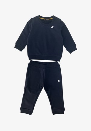 Felpa nera e pantaloni abbinati realizzati in un morbido tessuto, con polsini a costine e un piccolo logo decorativo presente su entrambi i capi.