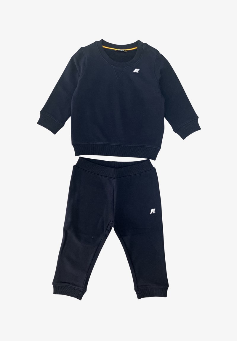 Felpa nera e pantaloni abbinati realizzati in un morbido tessuto, con polsini a costine e un piccolo logo decorativo presente su entrambi i capi.