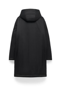 Czarny płaszcz z kapturem o gładkim, matowym wykończeniu, z długimi rękawami i prostym krojem. Nie ma widocznych elementów metalowych ani wzorów.