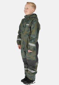 Grøn camo regnsæt med hætte, trykknapper, elastiske manchetter og reflekterende detaljer; fremstillet af vandtæt materiale, designet til udendørs brug.