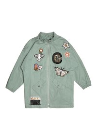 Miętowa zielona kurtka na zamek z przodu, z elastycznymi ściągaczami przy rękawach oraz dekoracyjnymi naszywkami, w tym motylami, kwiatami i gwiazdkami. Posiada przednie kieszenie.