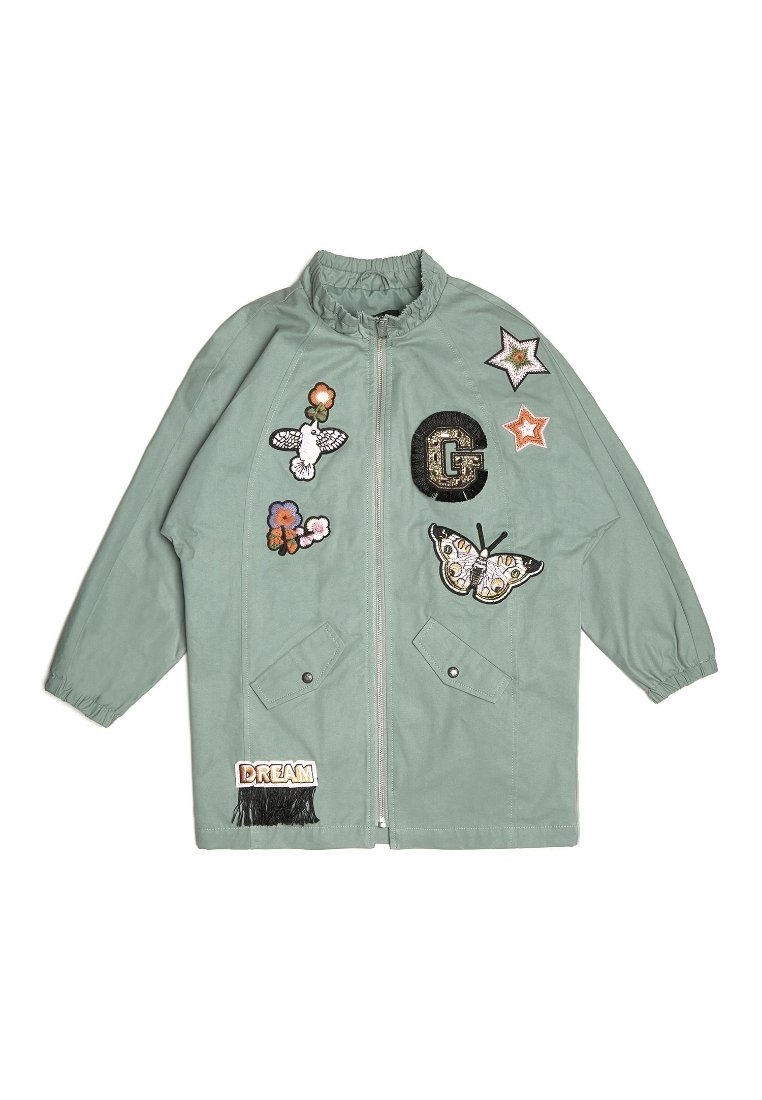 Miętowa zielona kurtka na zamek z przodu, z elastycznymi ściągaczami przy rękawach oraz dekoracyjnymi naszywkami, w tym motylami, kwiatami i gwiazdkami. Posiada przednie kieszenie.