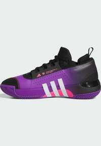 Chaussure de sport violette et noire avec tige en mesh, accents blancs et roses, semelle en caoutchouc et détails perforés pour la respirabilité.
