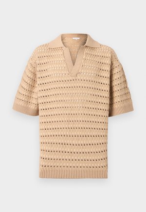 Beež lühikeste varrukatega kootud polo särk avatud mustriga ning soonikkoes krae, varrukaotsad ja alumine serv, asetatud heledale taustale.