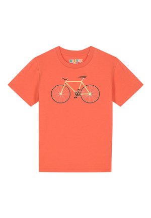 Koraalkleurig T-shirt van katoen met een gele fietsafbeelding met zwarte contouren, centraal op de voorkant geplaatst. Korte mouwen.