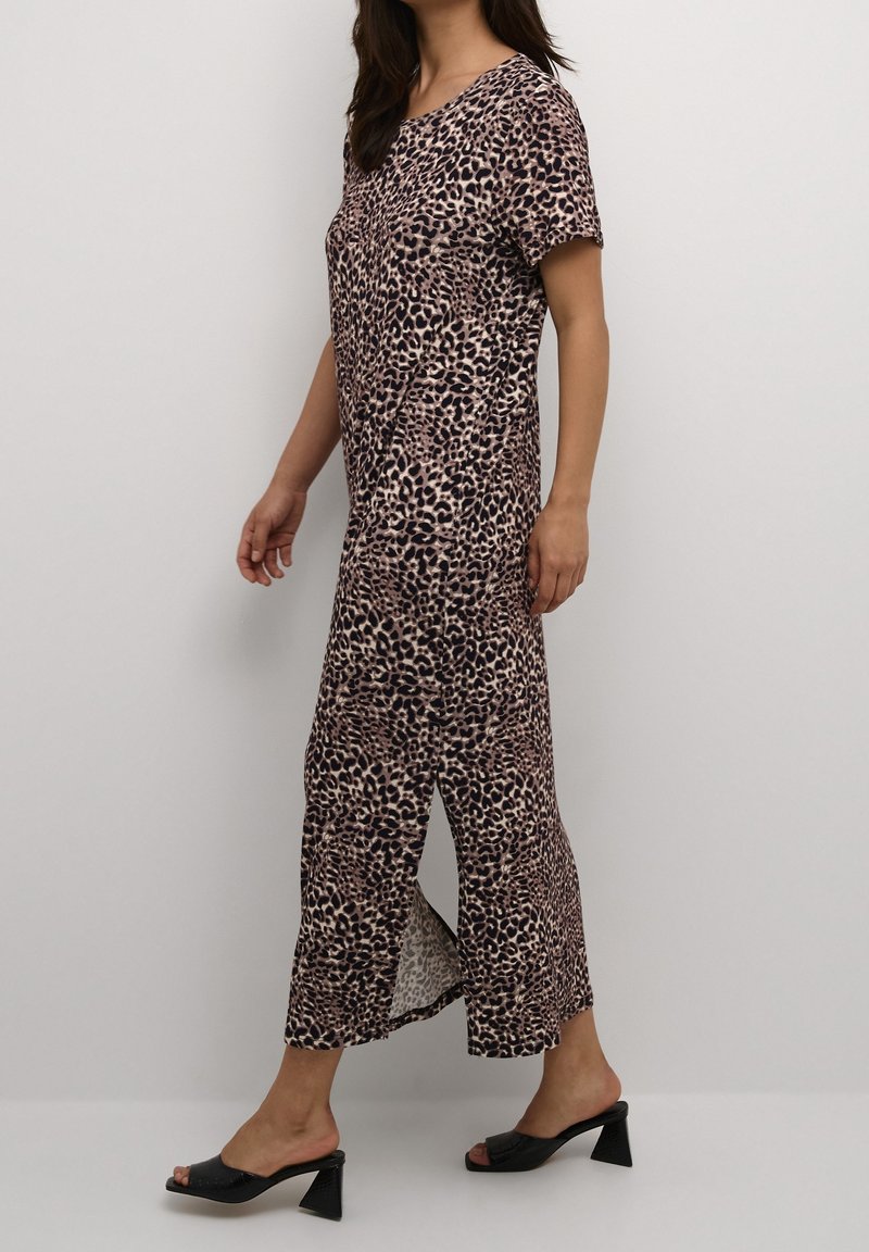 Maxikleid mit Leopardenmuster, kurzen Ärmeln, seitlichen Schlitzen und lockerer Passform. Hergestellt aus weichem Stoff mit glatter Textur und erdigen Farbtönen.