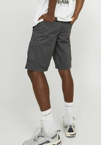 Shorts cargo gris charbon avec une coupe décontractée, dotés de poches latérales et d'une longueur jusqu'aux genoux, fabriqués en tissu léger.