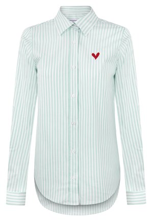 Světle zelená a bílá pruhovaná košile s dlouhými rukávy, na levé části hrudi s malou vyšitou červenou srdíčkem.