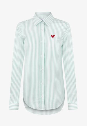 Camisa de botones de rayas verde claro y blanca con mangas largas, que presenta un pequeño bordado de un corazón rojo en el lado izquierdo del pecho.