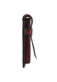 Leren etui met een cilindrisch, glanzend bordeauxrood lichaam, omhuld met een donkerbruin leren hoes, beveiligd met een band en franjes.