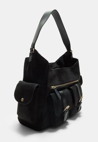 Sac à main en suede noir avec une large bandoulière, poche à rabat sur le côté, poche zippée à l'avant et deux poches à boucles à l'avant.