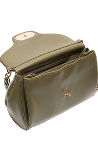 Borsa a mano in pelle verde oliva con forma arrotondata. Presenta una chiusura con gancio dorato e scomparti con zip. Texture liscia con accenti sottili.