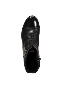 Czarne skórzane botki za kostkę z sznurowadłami i zamkiem błyskawicznym z boku, okrągły nosek oraz szczegółowe przeszycia na białym tle.