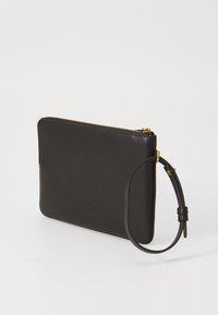 Crna kožna clutch torbica sa patentnim zatvaračem, glatke teksture, koja ima odvojivu narukvicu i diskretno utisnut logo sprijeda.