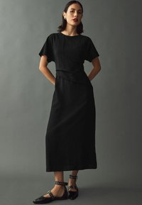 Next REGULAR FIT - SHORT SLEEVES DRAPE DETAIL MIDI  - Žerzejové šaty - black textured