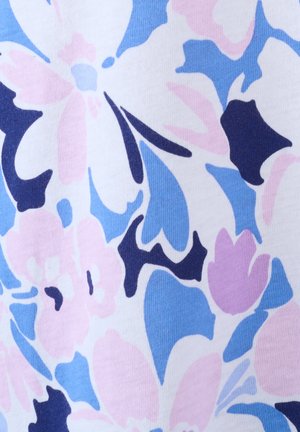 Patrón de tela floral con grandes flores y hojas abstractas en tonos pastel rosa, azul y azul marino oscuro sobre un fondo blanco.