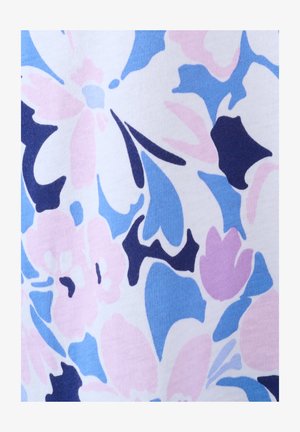 Patrón de tela floral con grandes flores y hojas abstractas en tonos pastel rosa, azul y azul marino oscuro sobre un fondo blanco.