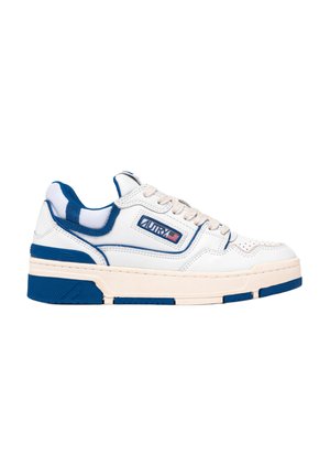 Sneaker bianca low-top con dettagli blu, suola beige, lacci bianchi e una toppa laterale con il logo "Autry" e una piccola bandiera americana.