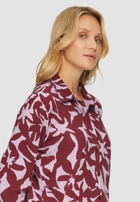 Langsleeve shirt in bordeaux en lavendel met een bloemenpatroon, voorzien van een kraag en een knoopsluiting, gemaakt van lichtgewicht stof.