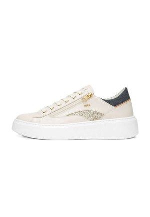 Witte platform sneaker met gouden ritssluiting en glinsterdetail, donkerblauw hielstuk en witte zool.